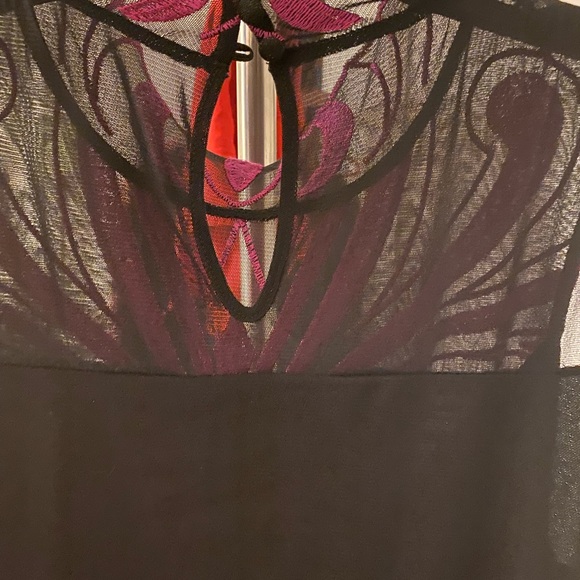 Stunning sleeveless top. Mock turtleneck. - Picture 5 of 8